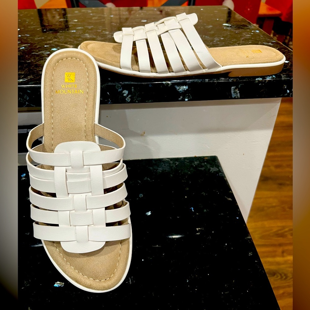White Mountain Women’s white Slide in Sandals size 8.5